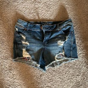 Maurices mid-rise shorts. Size 3/4.